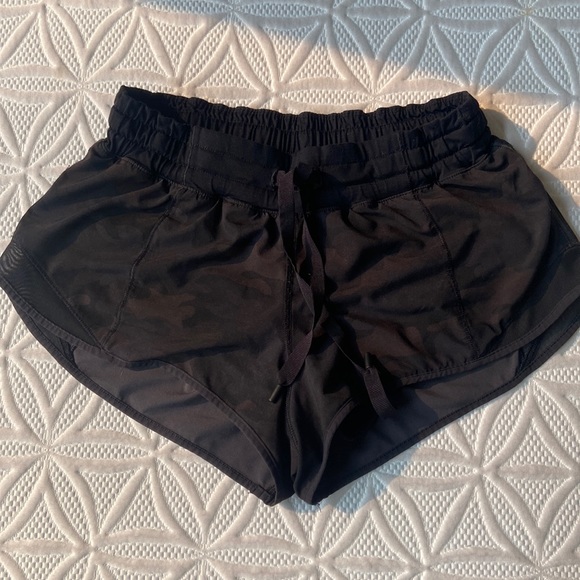 Lululemon hot short size 4 in black camo - Picture 2 of 7